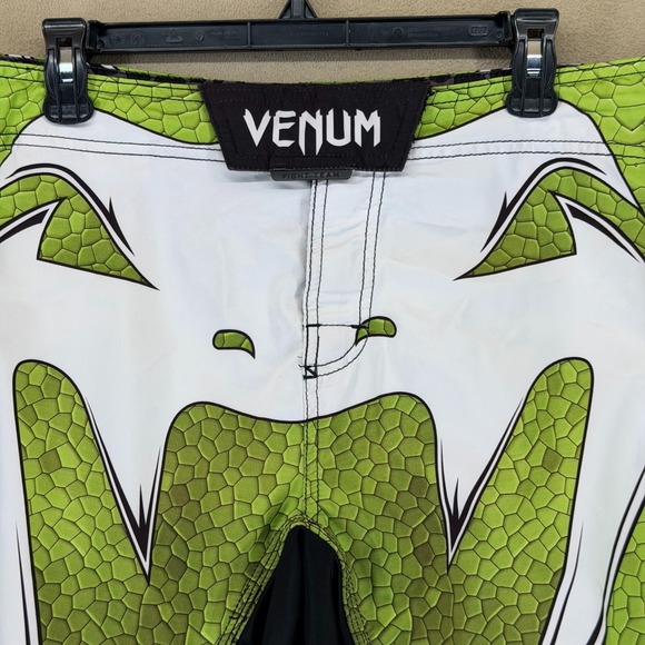 Venum MMA Fight Shorts Men's 34 Green Snake Skin Graphic Athletic Training - Picture 2 of 11